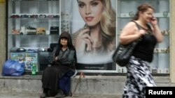 К категориям граждан, чей дневной рацион не соответствует нормам питания, специалисты причисляют проживающих за чертой бедности беженцев, пенсионеров