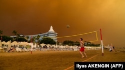 Dim iznad hotelskog kompleksa u blizini grada Manavgat, nastao od velikih šumskih požara na jugu Turske, 29. jul 2021. 