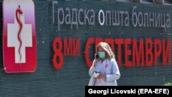 Një punëtore shëndetësore afër një spitali në Shkup. Fotografi nga arkivi.