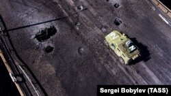 Podul Antonivski care traversează râul Nipru, la Herson, în urma unui atac al Forțelor Armate ale Ucrainei, 20 iulie 2022. Armata ucraineană ar urma să reia controlul asupra regiunii Herson, capturată de ruși încă de la începutul războiului.