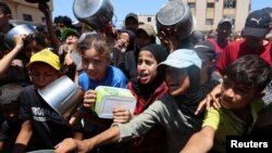 Fëmijë në Gazë duke pritur racione ushqimore në Nuseirat më 20 korrik 2025. 