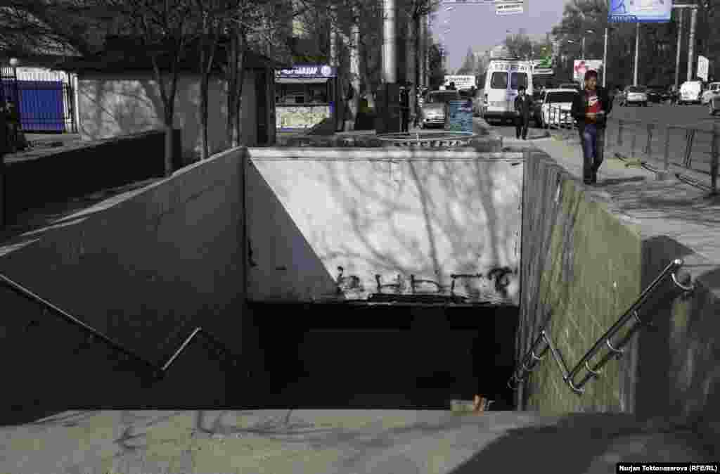 Манас-Горький көчөлөрүнүн кесилишиндеги өткөөл.