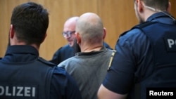 Як передає Reuters, 41-річний головний обвинувачений, визначений як Дітер С., досліджував військову інфраструктуру в Німеччині протягом шести місяців