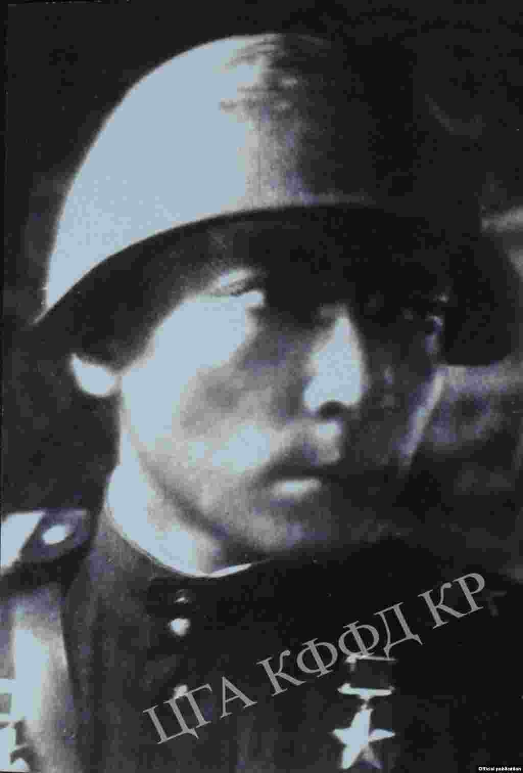 Кенже сержант, Советтер Союзунун Баатыры Дайыр Асанов согуш жылдарында. Курск шаары. 1944-жыл&nbsp;