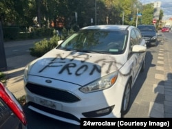 Автомобіль у Вроцлаві, з якого вкрали українські номери й зробили напис «На фронт», вересень 2025 року