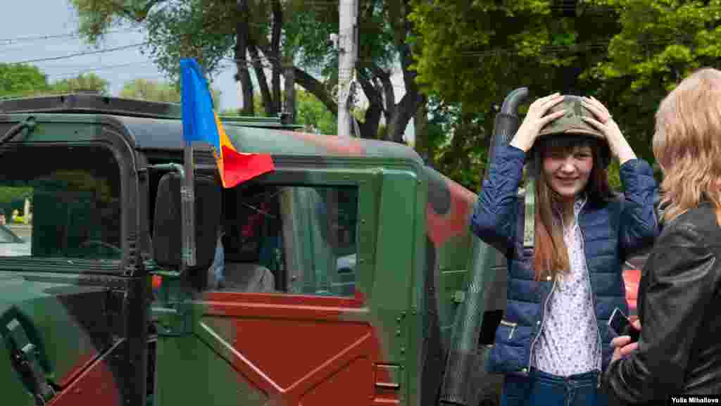 Moldova-US Army, Exhibition, soldiers, central square of Chisinau