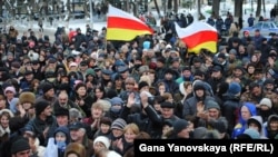 Весь сегодняшний день сторонники Аллы Джиоевой провели в ожидании решения Верховного суда