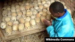 در نسل‌کشی رواندا بيش از ۸۰۰ هزار تن، اغلب از اقليت قومی توتسی، توسط افراطيون هوتو کشته شدند.