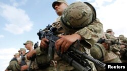 На днях, несмотря на скандал, в Центральную Африку отправился еще один взвод грузинских военных. Это, по мнению экспертов, говорит о признании международными структурами высокого профессионализма солдат и офицеров ВС Грузии