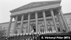 Néptáncosok ünnepi előadása a Nemzeti Múzeum lépcsőjén, Budapest, 1986. március 15.