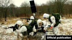 Ілюстраційне фото: російські військові готують до запуску безпілотник невеликих розмірів