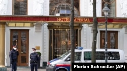 Rendőrök az iráni delegáció szálláshelyeként szolgáló hotel előtt Bécsben, 2021. április 6-án