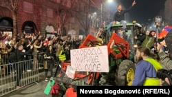 Među onima koji su došli na protest su i poljoprivrednici s traktorima.