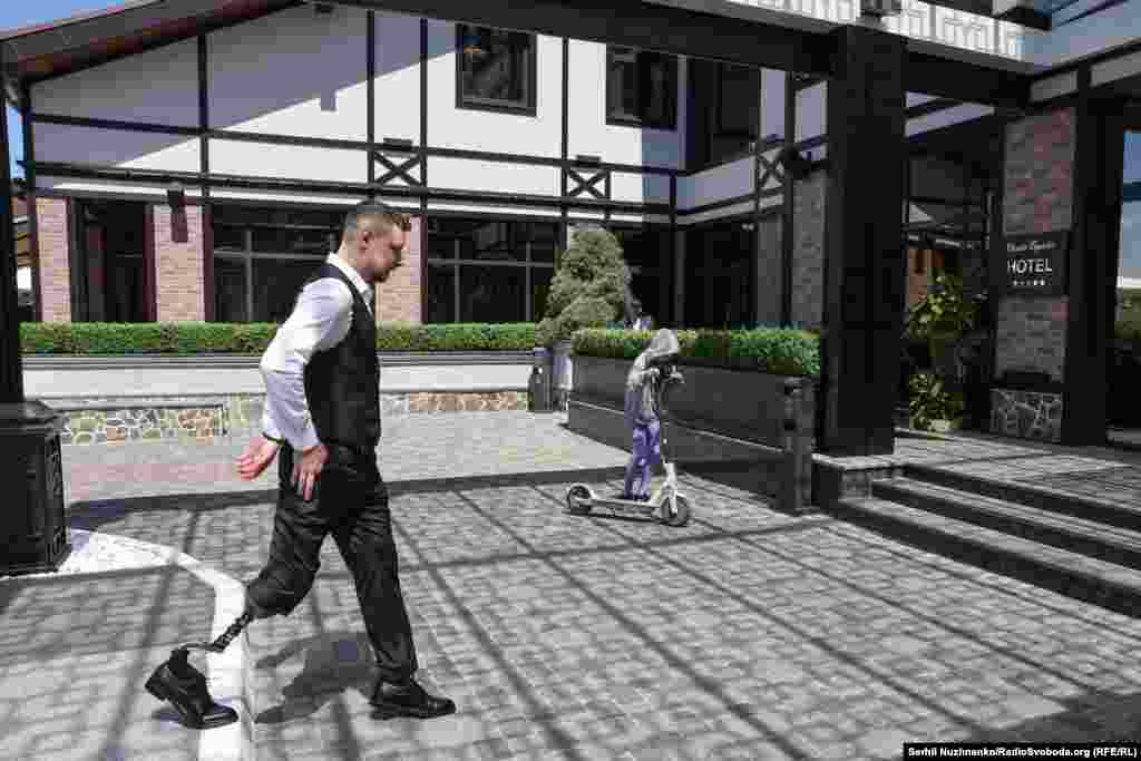 Військові, учасники балу, ніколи не займались танцями. Щоб станцювати, вони займались з професійними викладачами, ретельно готувались