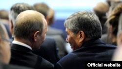 Президенты России и Кыргызстана на форуме в Санкт-Петербурге, 21 июня