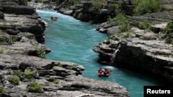 В района на Пермет, Албания, река Вьоса е място за спорт