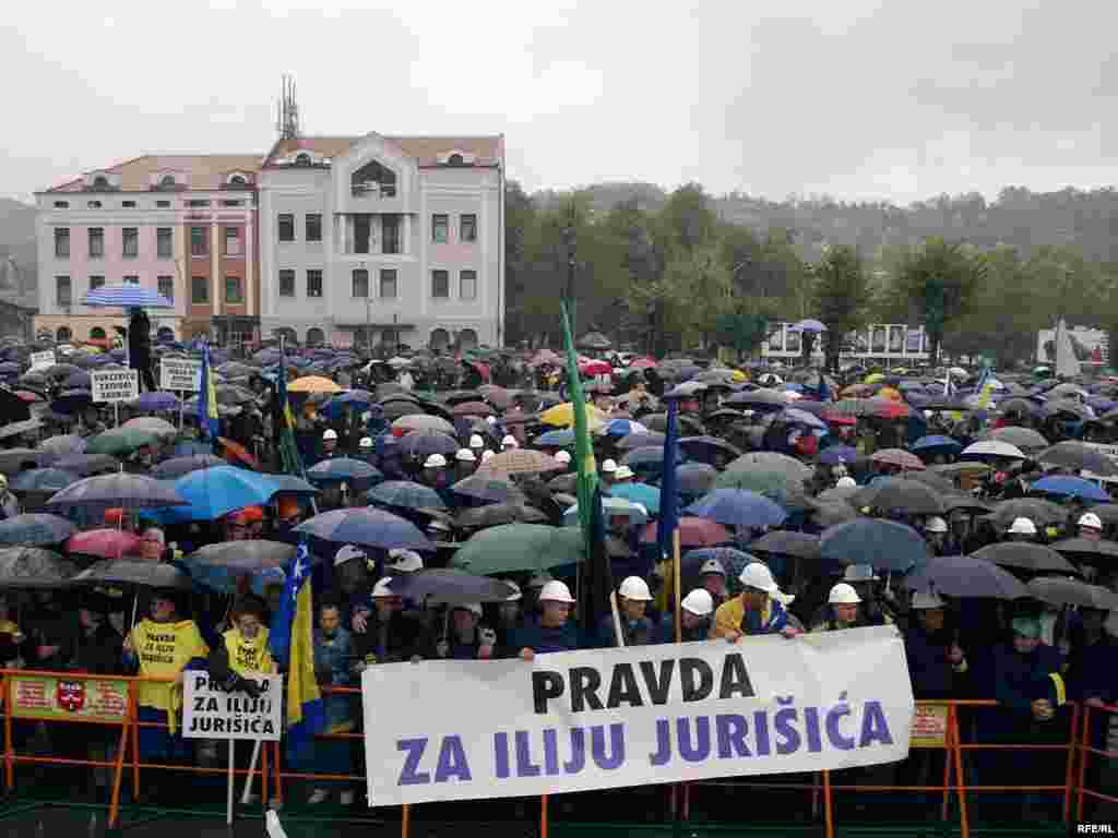 BiH - Protesti povodom odluke suda u Beogradu - Mirni protesti su održani u Tuzli u povodu osuđujuće presude Iliji Jurišiću na beogradskom sudu. Foto: Maja Nikolić, RFE/RL
