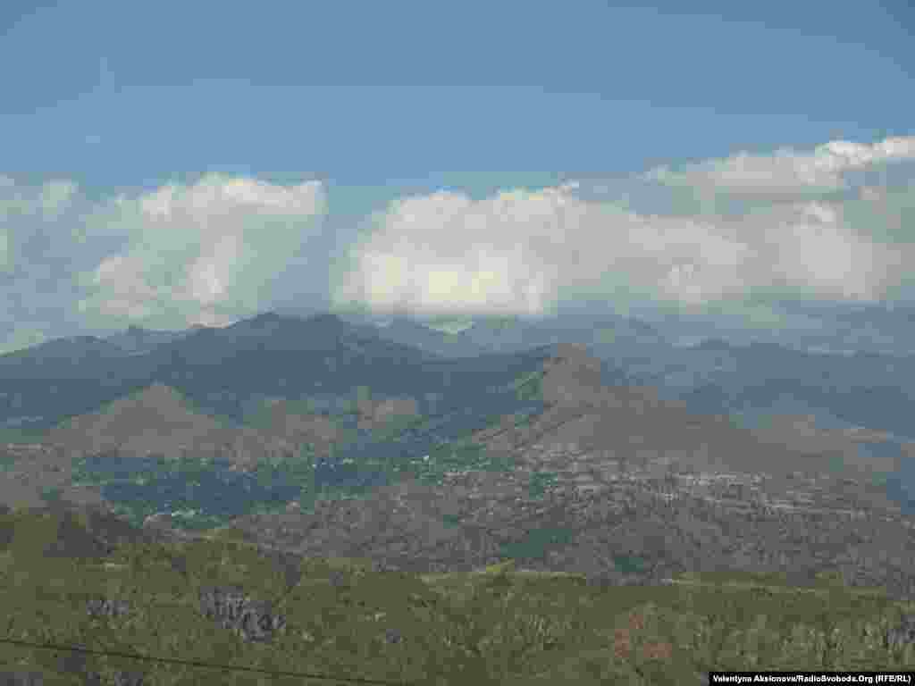Типовий Нагірно-Карабахський пейзаж. Невизнана республіка повністю оточена горами. Нині населення Нагірного Карабаху близько 150 тисяч людей.