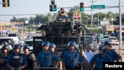 Полициянын атайын бөлүгү Фергюсондун көчөлөрүндө. 13-август, 2014-жыл. 