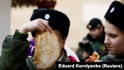 Студенты кадетской школы в Ставрополе отмечают Масленицу 