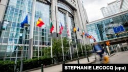 Evropski zastupnici su redovno dobijali u poštanske sandučiće Kurir Magazine, mesečnik na engleskom jeziku