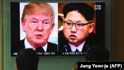 Экранда АКШнын президенти Доналд Трамп менен Түндүк Кореянын лидери Ким Чен Ын тууралуу телеберүү көрсөтүлүп жатат. Түштүк Корея, 9-март, 2018-жыл.