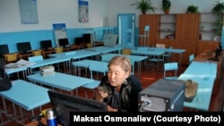 Мектепте балдарга онлайн сабак өтүп жаткан мугалим. Кыргызстан. 2020-жыл.