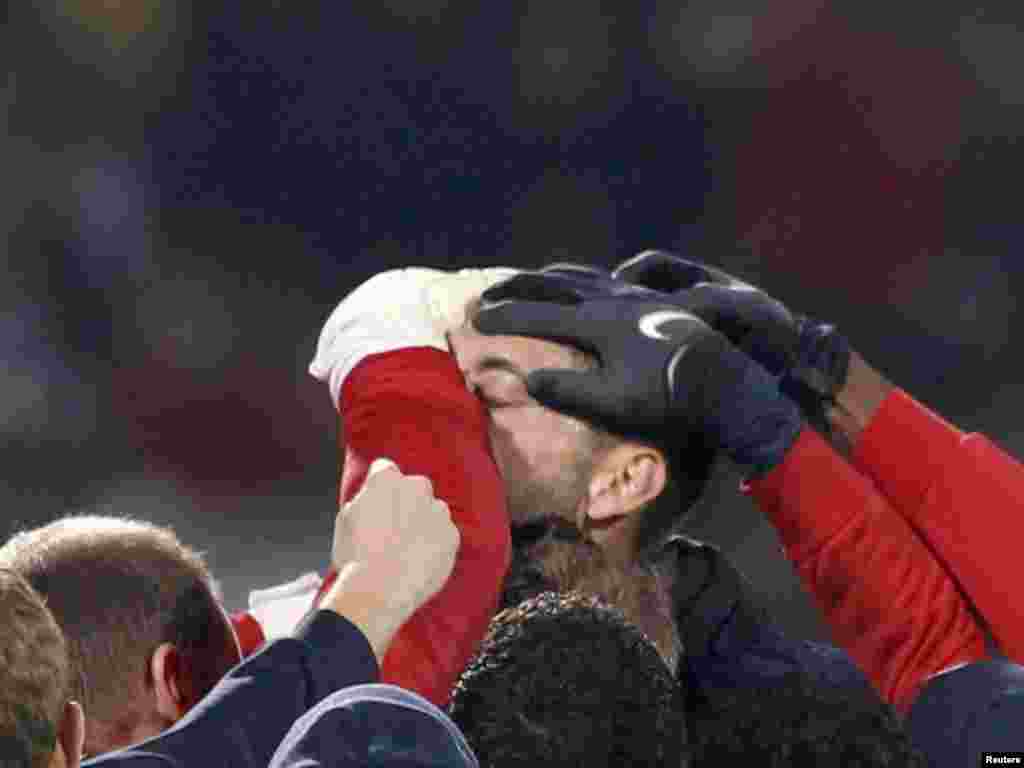 Честитки за американскиот голман