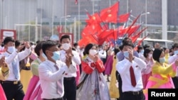 Жители на Северна Корея празнуват с предпазни маски 109-ата годишнина от рождението на Ким Ир Сен - основател на комунистическата Северна Корея, който традиционно е наричан Велик вожд. 16 април 2021 г.