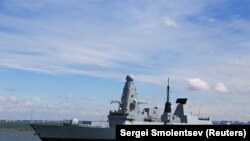 Британският кораб HMS Defender