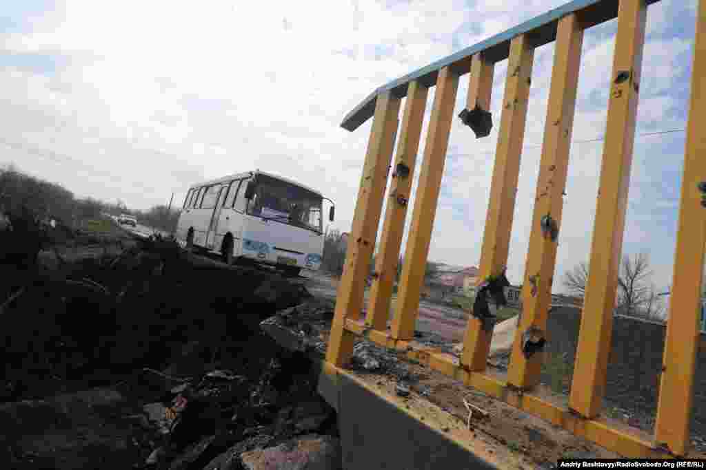 Воронка від обстрілу російськими гібридними військами мирного Золотого з 120-міліметрової артилерії. П&#39;ять снарядів впали навколо мосту в селищі. Поруч &ndash; житлові будинки та шкільний ліцей. Внаслідок обстрілу ніхто не постраждав. Золоте, Луганська область, 30 березня 2019 року