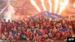 A Liverpool csapata ünnepli a Premier League bajnoki cím megszerzését, 2020. július 22-én.