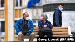 Një çift me maska mbrojtëse në fytyrë, Shkup - Fotografi ilustruese nga arkivi.