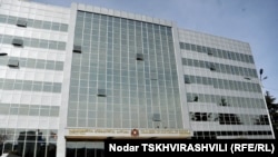 Сумма наложенного Контрольной палатой штрафа, которая значилась в присланном из Контрольной палаты документе - пять миллионов лари, - директору компании Бесику Деметрашвили показалась, мягко говоря, шокирующей