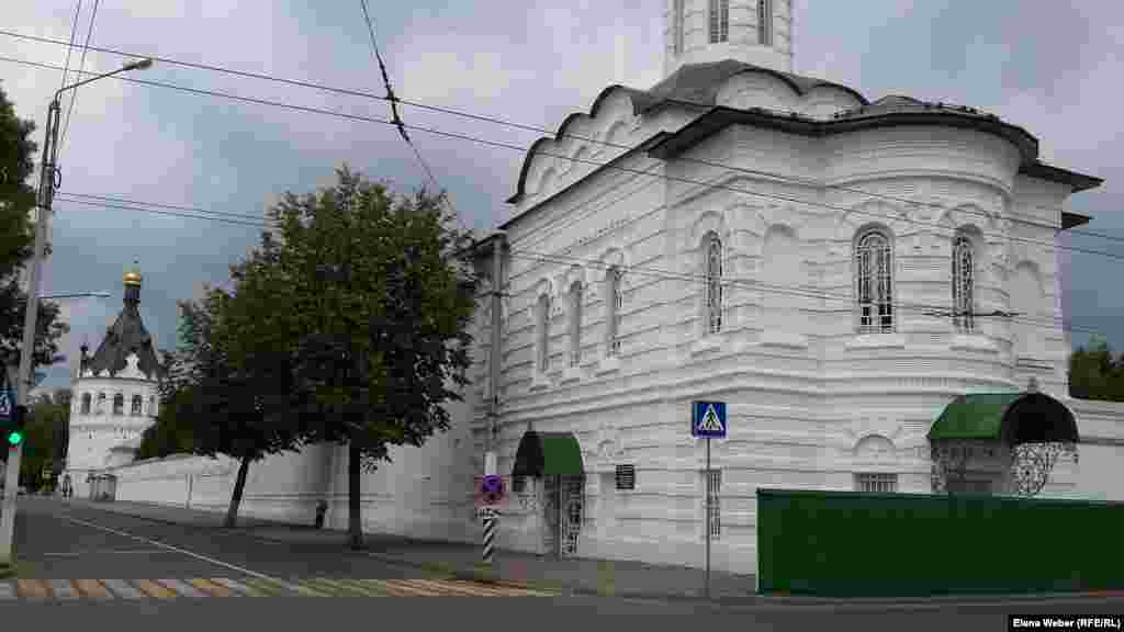 Одно из излюбленных мест посещения туристами &ndash; монастыри Костромы. Один из них - Богоявленско-Анастасиин женский монастырь, основанный в 1426 году и расположенный в самом центре города, вблизи основных достопримечательностей. Кострома известна Ипатьевским монастырем, основанным в 1330 году, который был резиденцией Романовых. Еще одной достопримечательностью Костромы является Пожарная каланча (музей пожарного дела).