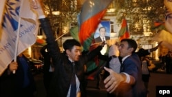 ილჰამ ალიევის მხარდამჭერები ბაქოს ქუჩებში