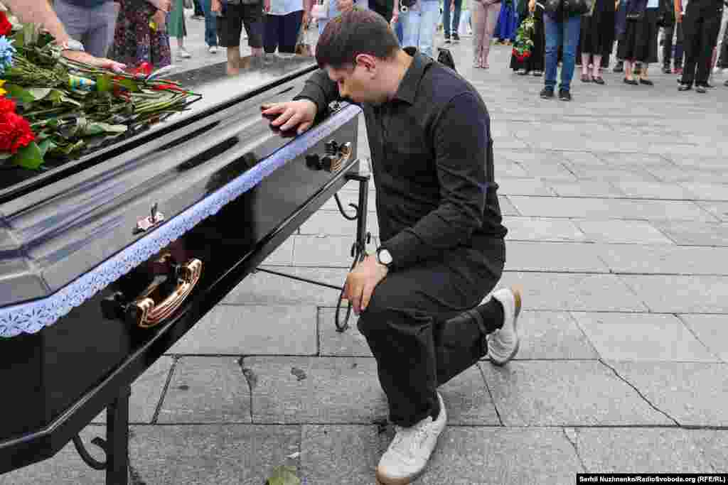 «Якщо б мене попросили дуже коротко схарактеризувати Вікторію як людину, як журналіста, як колегу – я б сказав, що це людина, якій важливо зробити те, що не може і не хоче навіть робити ніхто», – зазначив Тарас Ільків