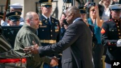 Secretarul american al Apărării, Lloyd Austin (dreapta), îl salută pe ministrul ucrainean al Apărării Rustem Umerov la Washington, D.C. , 2 iulie 2024.