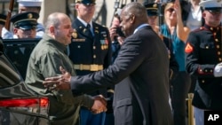 Američki ministar odbrane Lloyd Austin (desno) pozdravlja ukrajinskog ministra odbrane Rustema Umerova u Pentagonu u Washingtonu, 2. jula