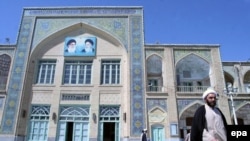 حوزه علميه قم ، هلال احمر ايران، وزارت خارجه ايران و چند دانشگاه در برگزاری اين کنفرانس با مسوولين صليب سرخ همکاری کردند