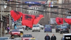 Albanske i srpske zastave u Mitrovici, 7. mart 2011