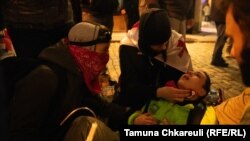 У відомстві уточнюють, що йдеться лише про тих людей, які були доставлені з мітингу до клінік бригадами швидкої медичної допомоги.