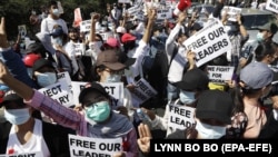 A mianmari katonai puccs ellen tüntetnek a ranguni japán nagykövetség előtt, 2021. február 10-én.