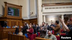 Aplauz u ukrajinskom parlamentu nakon rafitikacije sporazuma o mineralima, Kijev, 8. maja 2025.