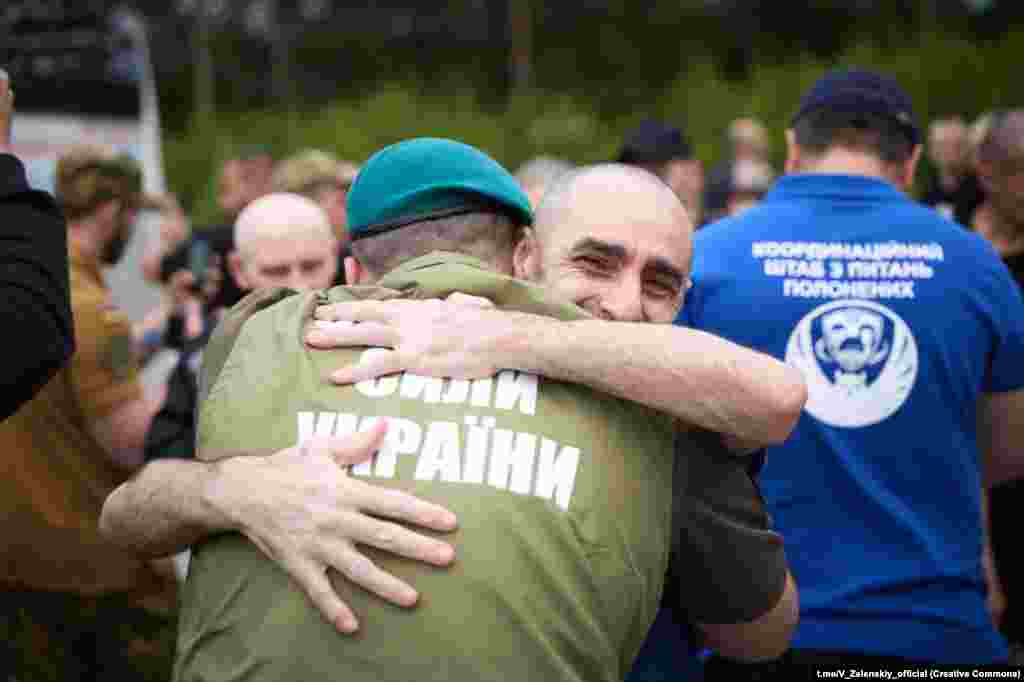Серез звільнених, зокрема, воїни Десантно-штурмових військ, Військово-Морських Сил, Повітряних Сил, Сил тероборони, Сил безпілотних систем, а також Державної прикордонної служби та Національної гвардії.На фото: звільнені полонені не стримують емоцій після повернення на рідну землю, 12 червня 2025 року