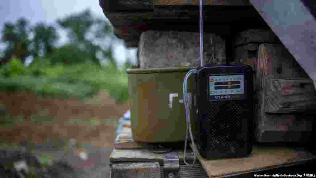 Радіо на одній із позицій в українських військовослужбовців. Кажуть, що слухають єдине радіо проросійських бойовиків, щоб хоч щось знати та й інколи для розваги