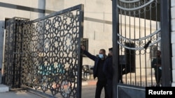 Vineri, 24 noiembrie, la punctul de trecere a frontierei dintre Gaza și Egipt, Rafah, sunt așteptați primii ostatici israelieni eliberați de Hamas în cadrul unui „schimb de prizonieri” convenit în cadrul unui armistițiu. (Foto: REUTERS/Ibraheem Abu Mustafa) 