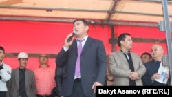 Камчыбек Ташиев менен Садыр Жапаров митингге чогулгандардын алдында. Бишкек, 3-октябрь, 2012.