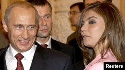 Președintele rus Vladimir Putin cu fosta gimnastă rusă (și fostă deputată în Duma de stat) Alina Kabaieva, cu care a avut o relație romantică. Potrivit agenției Reuter, Kabaieva e una din mai multe femei dincerculapropait al lui Putin care au primit case de la un om de afaceri apropiat liderului rus.