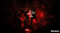 Ілюстраційне фото. Українські військові ведуть вогонь міномета на позиціях поблизу Часового Яру, листопад 2024 року